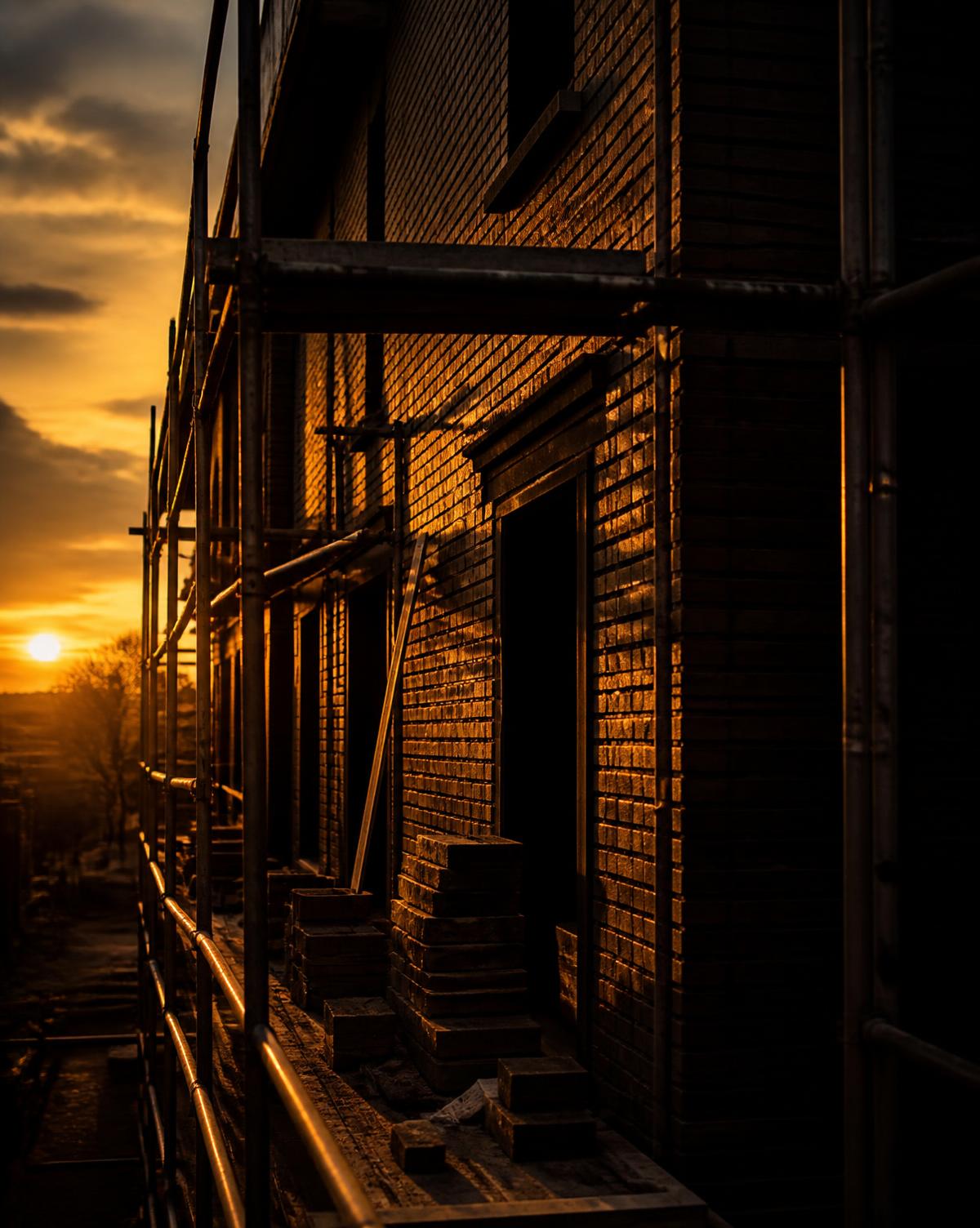 Chantier de maçonnerie au crépuscule